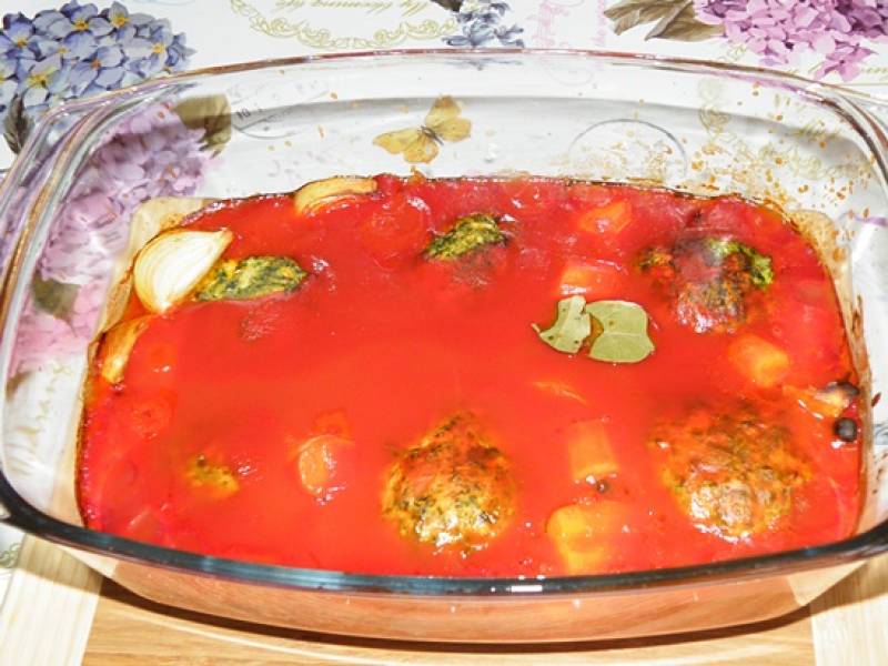 Pieczone klopsiki z indyka ze szpinakiem w sosie pomidorowym