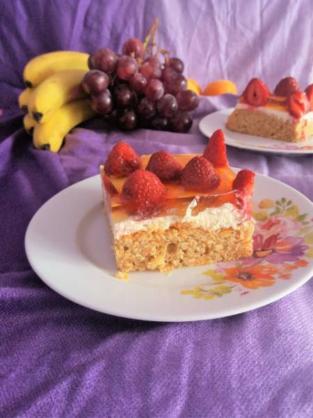 Ciasto marchewkowe z truskawkami i galaretką / Carrot Strawberry Jello Cake