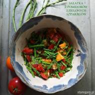Ciepła sałatka z zielonych szparagów i pomidorów