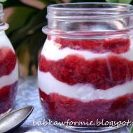 jogurt naturalny z frużeliną truskawkową