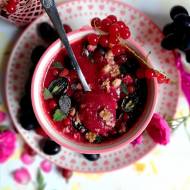 Red smothies bowl z truskawkami