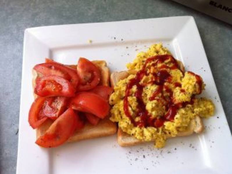 Pomysł na śniadanie – jajecznica z ketchupem