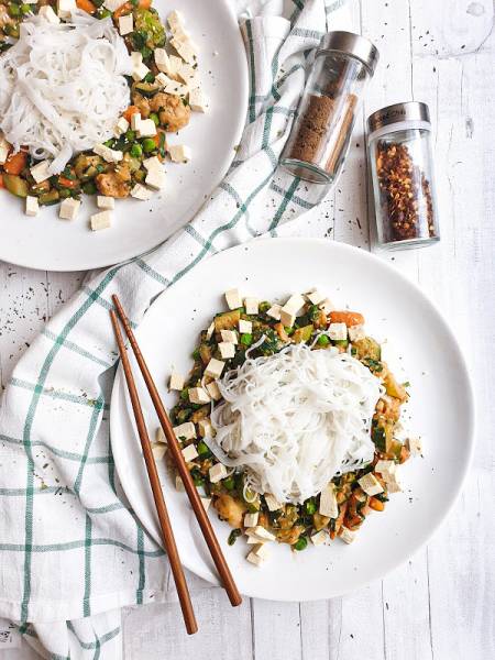 Makaron ryżowy z warzywami w orientalnym sosie orzechowym