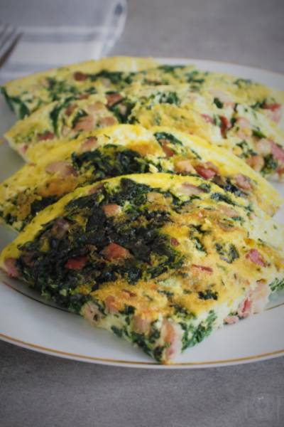 Keto omlet z boczkiem i szpinakiem (Paleo, LowCarb)