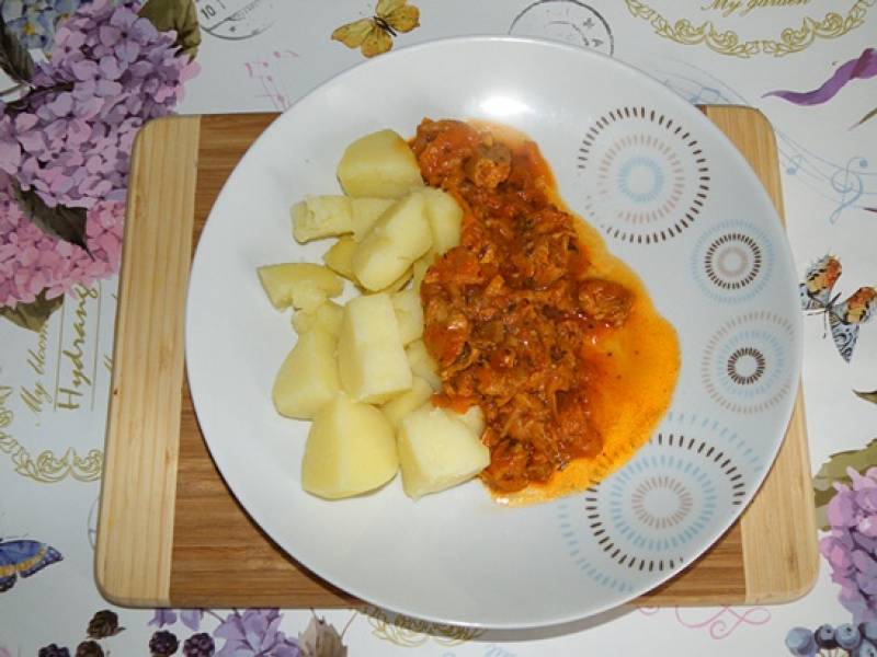 Gulasz z indyka w sosie pomidorowym