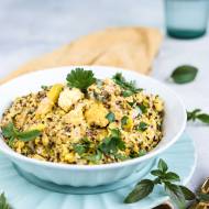 Quinoa z warzywami i tahini – wegańska potrawka bezglutenowa z komosy ryżowej
