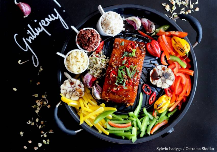 SALMON BOWL – GRILLOWANY ŁOSOŚ Z RYŻEM, KASZĄ BULGUR I WARZYWAMI