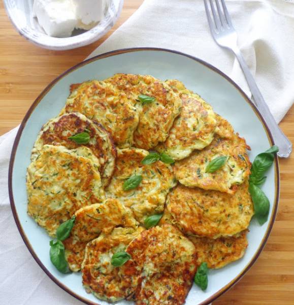 Placki z cukinią i fetą (Frittelle di zucchine e feta)