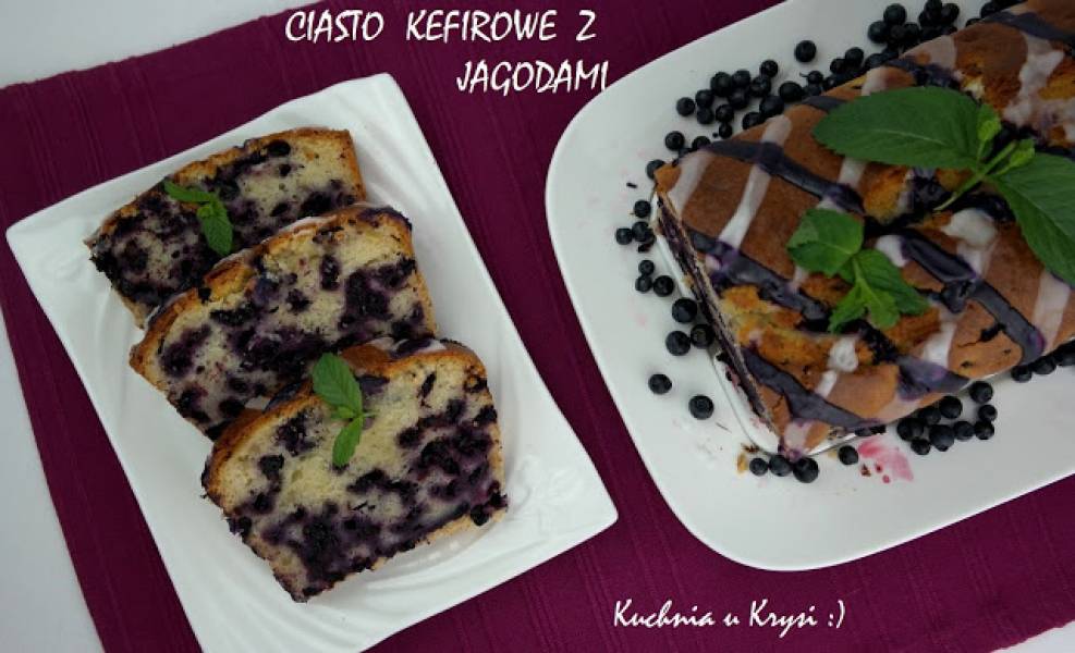 Ciasto kefirowe z jagodami i lukrowaną polewą