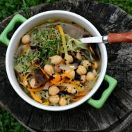Egzotyczna zupa wegetariańska z cieciorką, mun i makaronem ryżowym