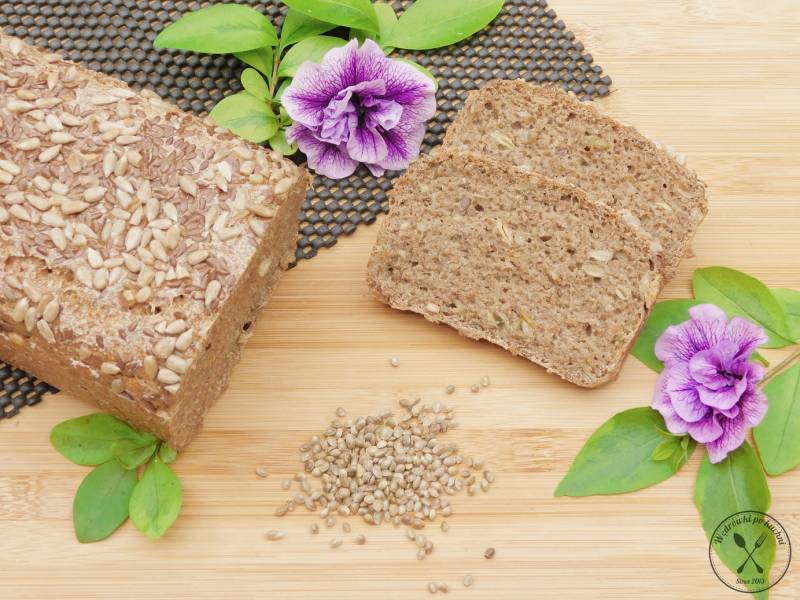 Chleb pszenno-żytni na zakwasie z nasionami konopi siewnej