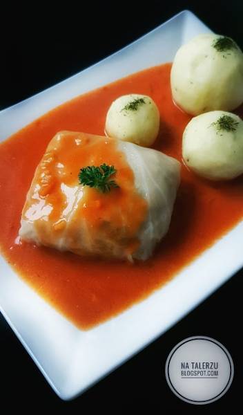 Tradycyjne polskie gołąbki z sosem pomidorowym