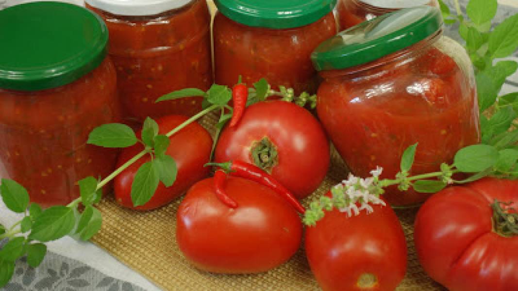 Pomidory krojone do słoików na zimę – domowe przetwory