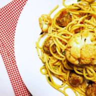 Poniedziałek: Spaghetti z pieczonym kalafiorem i pulpecikami