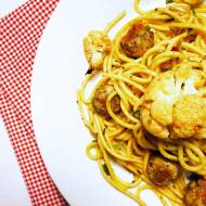 Poniedziałek: Spaghetti z pieczonym kalafiorem i pulpecikami