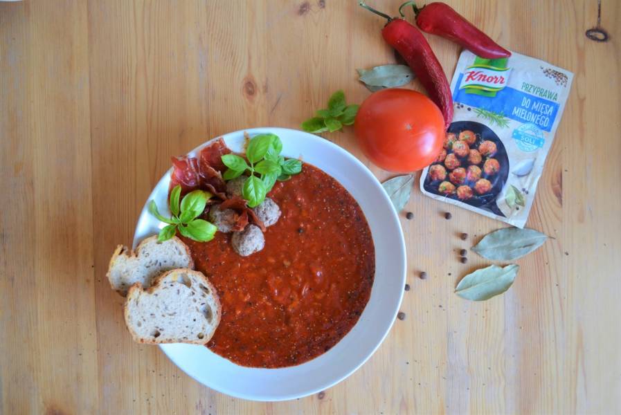 Aromatyczna zupa pomidorowo-bazyliowa bez soli, z chipsami z szynki serrano i indykiem