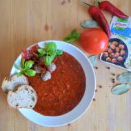 Aromatyczna zupa pomidorowo-bazyliowa bez soli, z chipsami z szynki serrano i indykiem