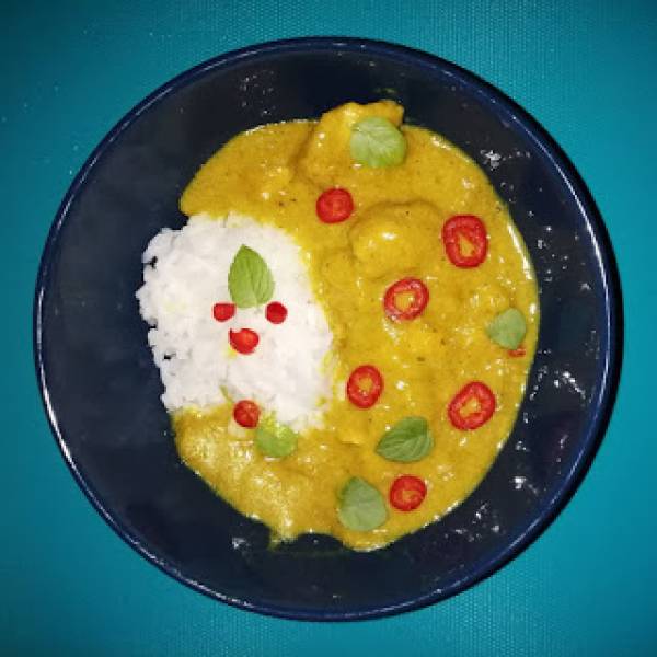 Żółte curry z kurczakiem i mango