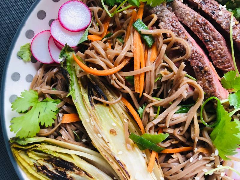 Poniedziałek: Sałatka z makaronu soba ze stekiem