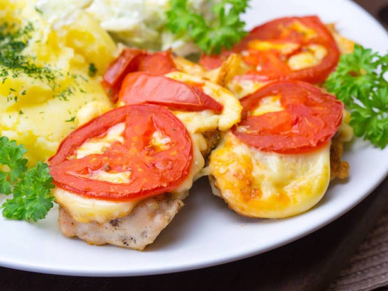 Filety zapiekane z serem wędzonym i pomidorami