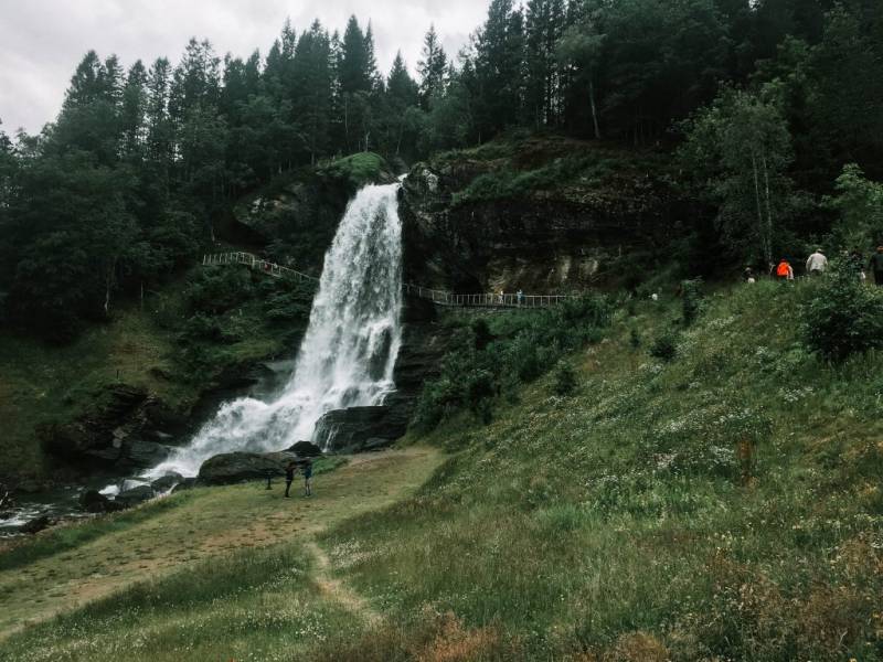 Steinsdalsfossen w Norwegii – spacer pod wodospadem