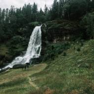 Steinsdalsfossen w Norwegii – spacer pod wodospadem