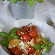 Opiekane kluski twarogowo-ziołowe z pieczonymi pomidorkami