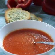 Krem ze świeżych pomidorów i pieczonej papryki z grzankami czosnkowymi