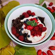 Czekoladowy makaron z jogurtem i owocami