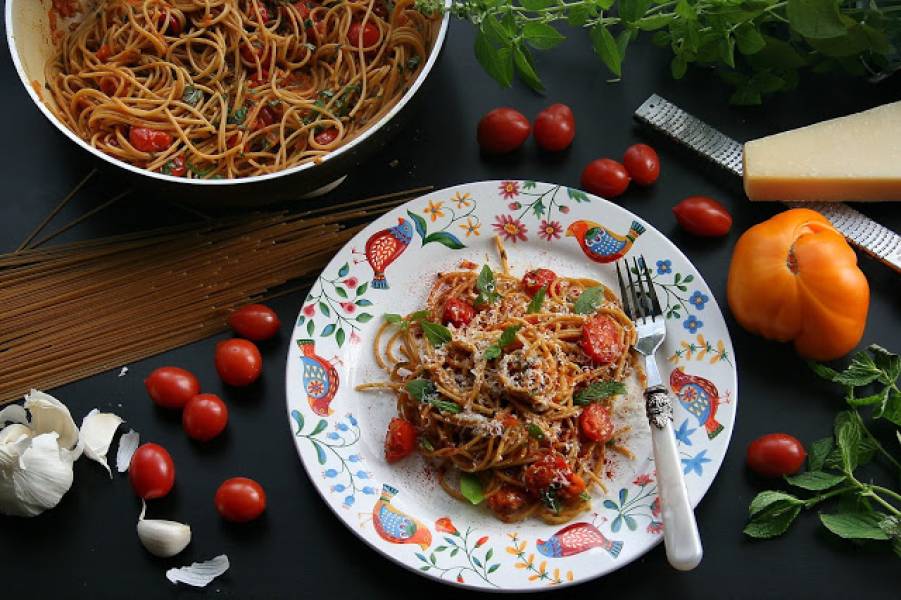 Spaghetti pełnoziarniste w pomidorach żółto czerwonych