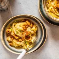 Szybki obiad – makaron z sosem kalafiorowym i chrupiącą posypką