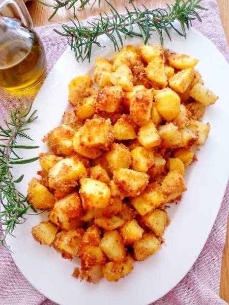 Pieczone ziemniaki  w parmezanowej panierce (Patate sabbiose al forno)