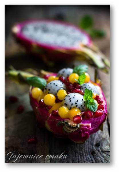 Egzotyczny deser z perełkami tapioki w musie z mango, z pitają i granatem