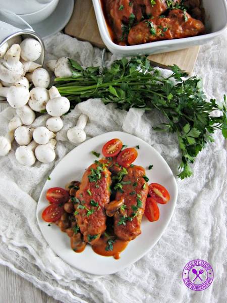 Roladki z mięsa mielonego w sosie pomidorowym z pieczarkami