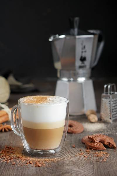 Najlepsze korzenne latte. Kawa pod białą chmurką.
