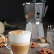 Najlepsze korzenne latte. Kawa pod białą chmurką.