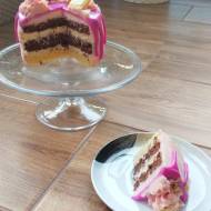 Tort chałwowy z mascarpone i różowym dripem