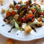 Sałatka z quinoa, pieczonymi warzywami, grzankami i sosem balsamicznym