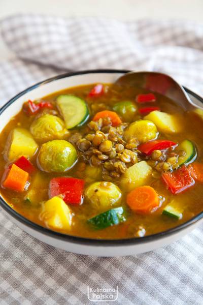 Rozgrzewająca i zdrowa wegańska zupa jarzynowa z soczewicą. PRZEPIS