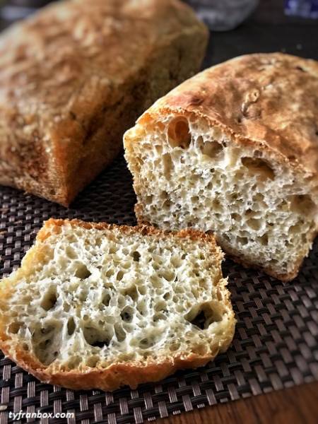 Chleb pszenny z oliwkami