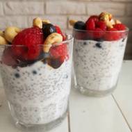 Jogurt naturalny z chia i owocami