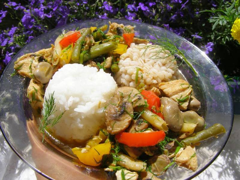 gulasz warzywno-drobiowy z ryżem i kaszą...