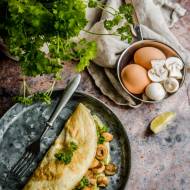 Omlet z awokado i pieczarkami