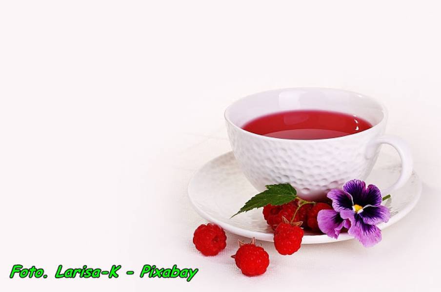 Nalewka herbaciana z sokiem malinowym ( doskonała podczas przeziębień ).