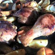 Chrupiący kurczak pieczony z ziemniakami, cebulą i papryką
