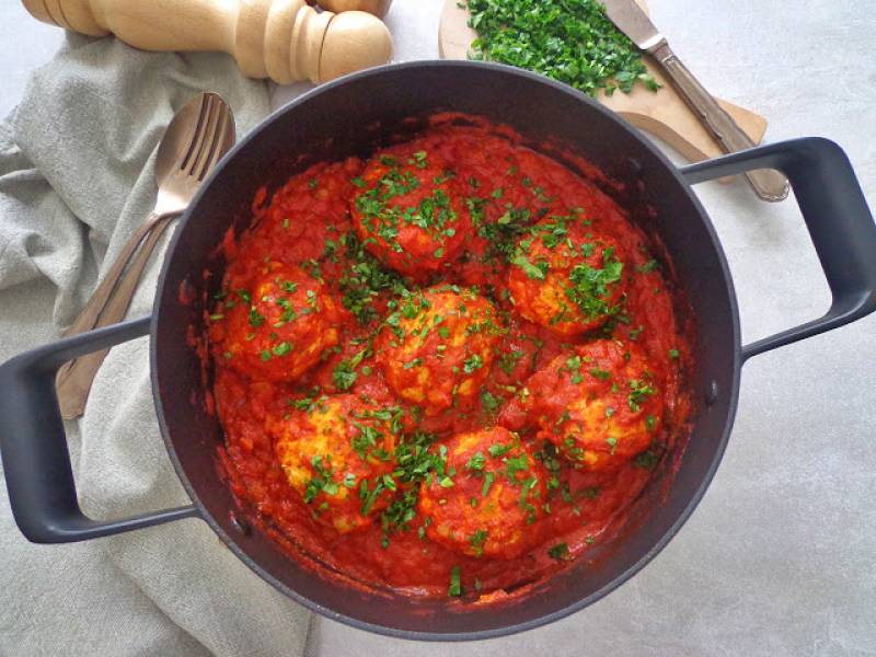 Drobiowe pulpety z papryką w sosie pomidorowym (Polpette di pollo e peperoni con sugo di pomodoro)