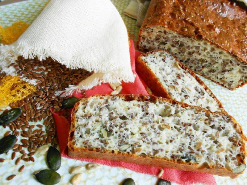 Chleb na białkach z ziarnami i białym serem