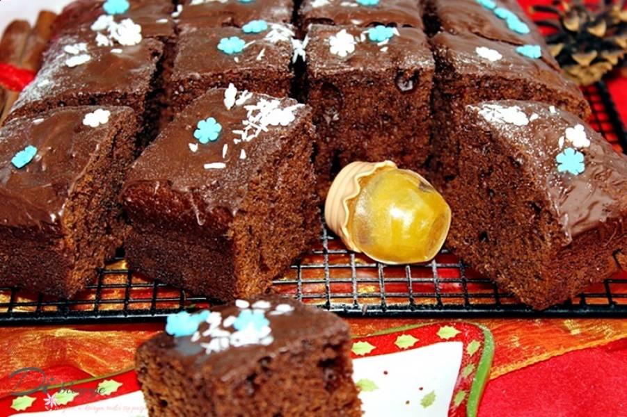 Ciasto czekoladowo-miodowe z cynamonem