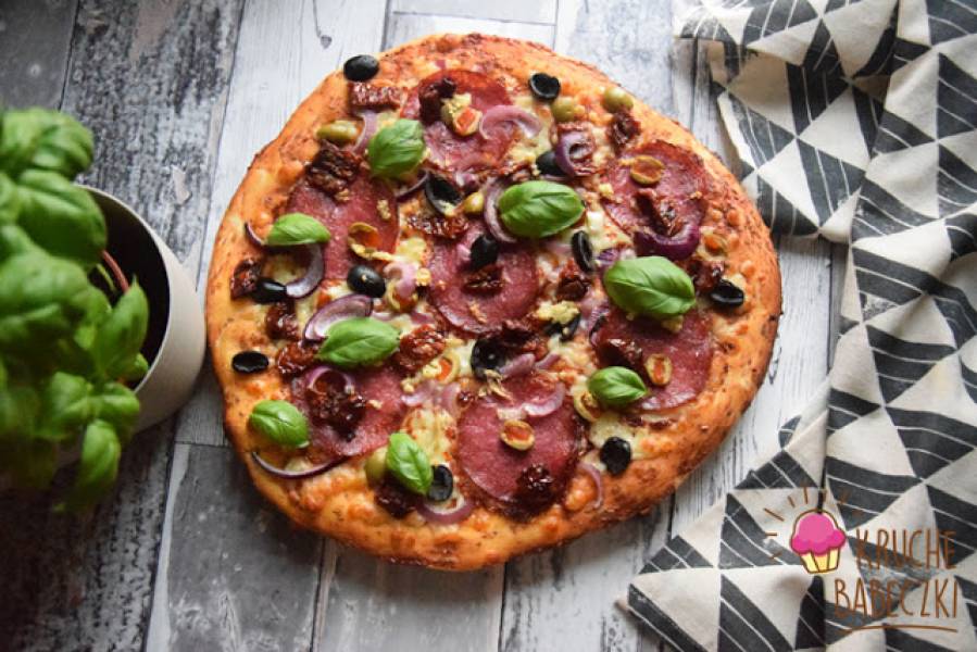 Pizza z salami, suszonym pomidorem i oliwkami