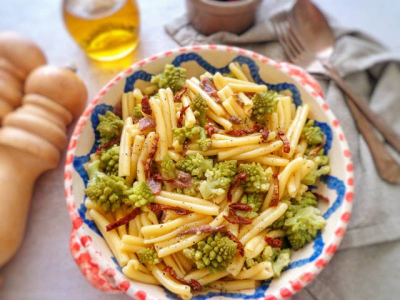 Makaron z kalafiorem romanesco, suszonymi pomidorami i anchois (Pasta con cavolfiore romanesco, pomodori secchi e alici)